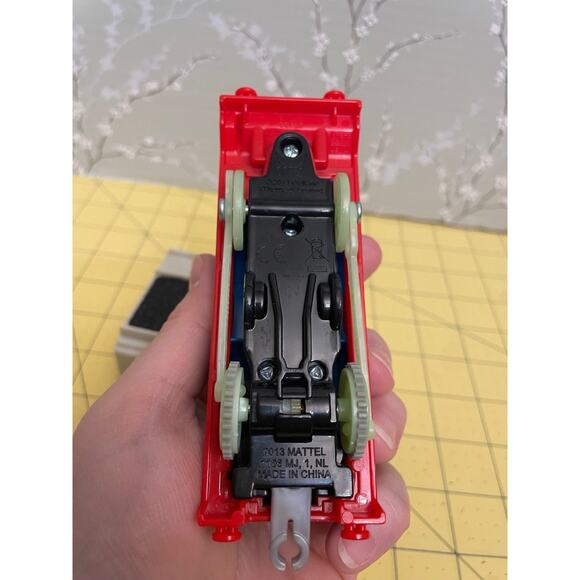 Thomas And Friends The Train Glow in Dark Trackmaster Tank Engine 2013 - Picture 6 of 8